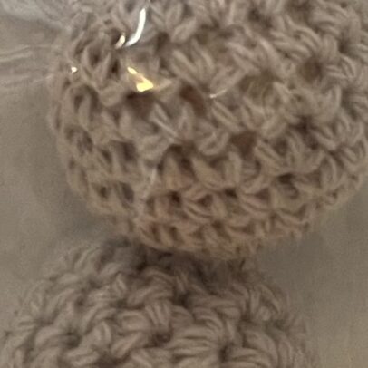 Perles en bois entourées de crochet